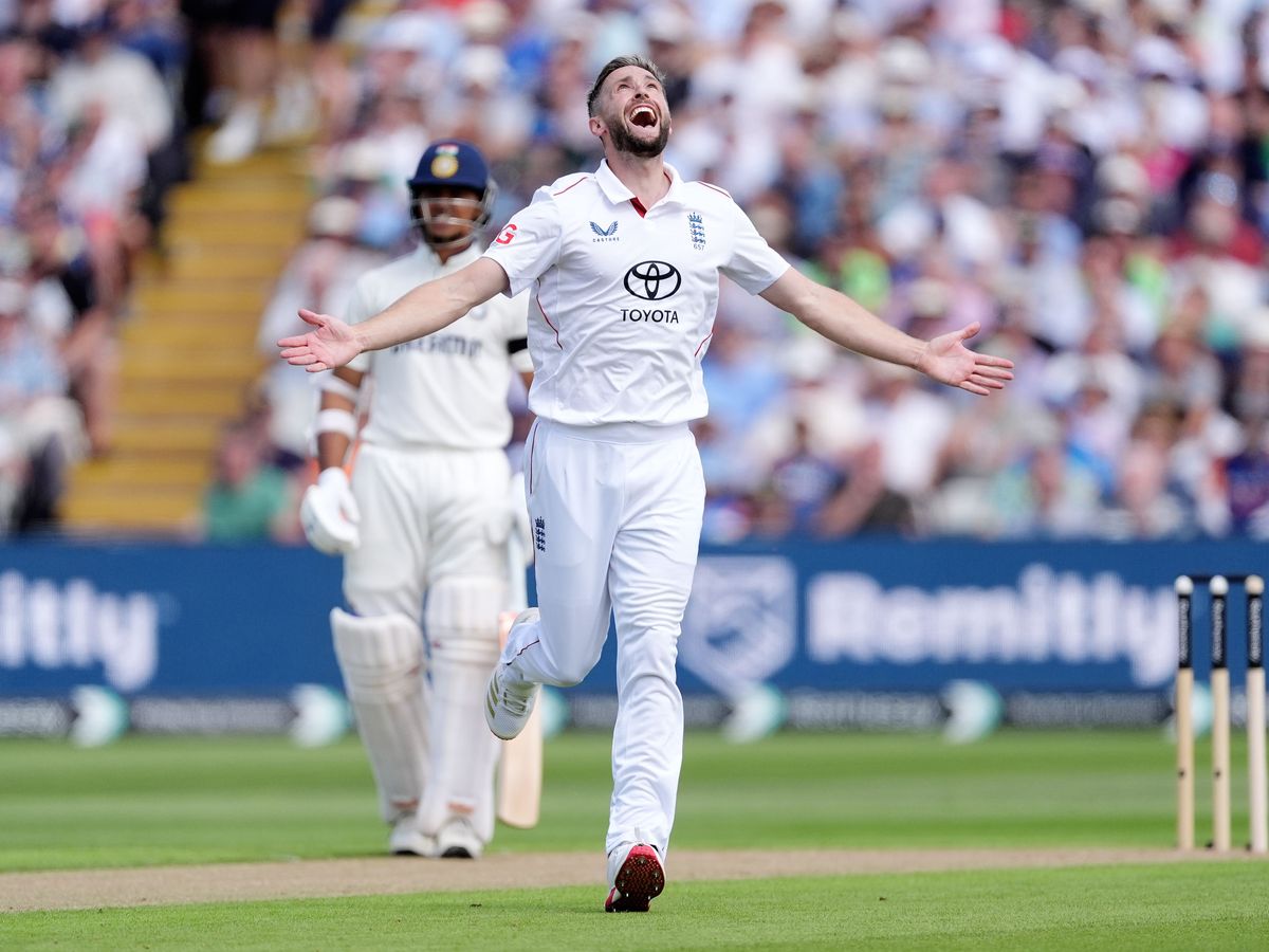 Chris Woakes strikes early for England but India reach lunch on 98 for two