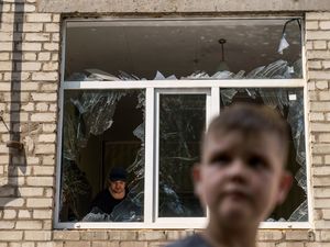 Supporting image for story: Russia steps up battle for city in eastern Ukraine