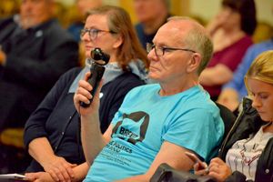 A supporter asks a question at the Brexit Party event