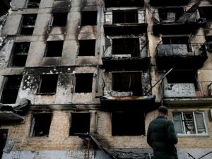 Supporting image for story: Russia squeezes Ukrainian strongholds in east