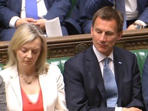 Supporting image for story: Truss fights for survival as Hunt scraps her economic strategy