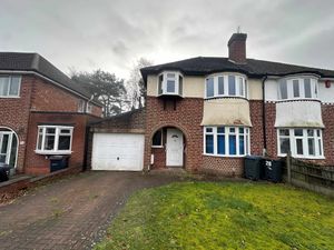 Supporting image for story: Two fixer-upper properties with 'attractive' auction guide prices in charming West Midlands town - take a look inside