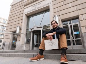 Supporting image for story: Democrats hit back after Musk says Trump has agreed to close aid agency