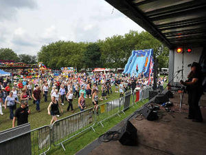 Supporting image for story: 30,000 fans enjoy Wolvestock country music festival