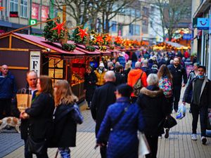 Supporting image for story: Ministers reportedly resisting calls for new restrictions before Christmas