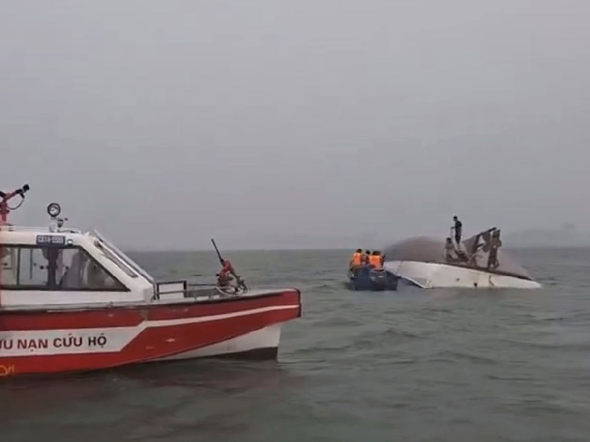 Tourist boat capsizes in Vietnam leaving 34 dead Tourist boat capsizes in Vietnam leaving 34 dead