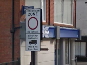 Supporting image for story: Man robbed in Wellington after using cash point