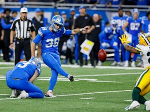 Supporting image for story: Detroit Lions sneak past Green Bay Packers and into play-offs with 34-31 win