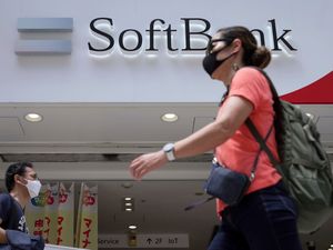 Supporting image for story: Japan tech giant SoftBank posts 23 billion dollar quarterly loss