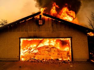 Supporting image for story: Northern California wildfire spreads, with more hot weather expected