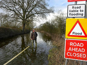 Supporting image for story: Video and pictures: Shropshire farm land swamped for seven weeks