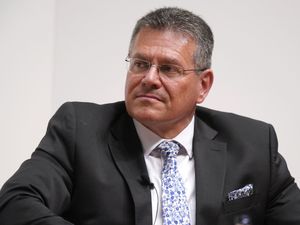 Supporting image for story: EU trade chief meets ministers in London amid leaks of mooted pact