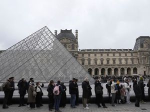 Supporting image for story: Macron announces major overhaul to modernise Louvre and move the Mona Lisa