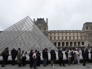 Supporting image for story: Macron announces major overhaul to modernise Louvre and move the Mona Lisa