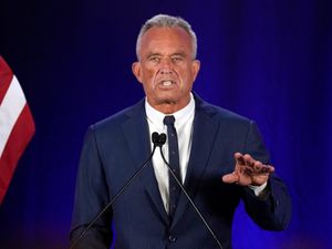 Supporting image for story: Robert F Kennedy Jr announces he is suspending US presidential bid