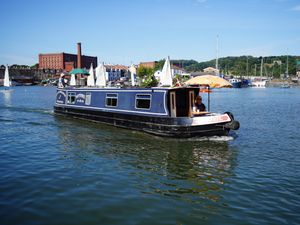 Supporting image for story: In Pictures: Britons try to stay cool in summer sun as temperatures soar