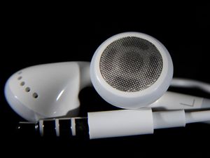 Supporting image for story: London mayor rolls out campaign on people blasting music on public transport