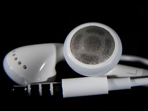 Supporting image for story: London mayor rolls out campaign on people blasting music on public transport