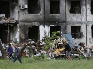 Supporting image for story: Russia presses Donbas offensive as Polish leader visits Kyiv