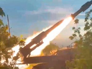 Supporting image for story: At least three killed as Russia unleashes drone and missile attack on Ukraine