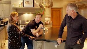 Coleen wears a loose shirt