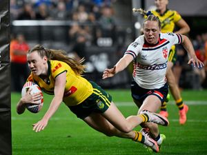 Tamika Upton dives to score a try