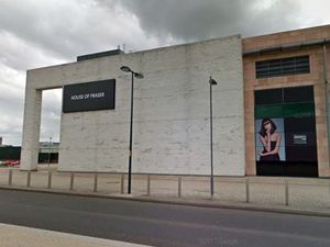 Supporting image for story: House of Fraser staff fearful over pensions as store closures loom
