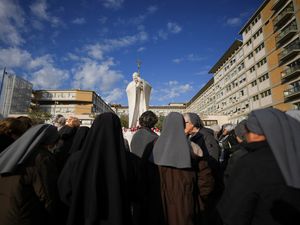 Supporting image for story: Pope ‘did not need mechanical ventilation on Sunday’ after respiratory crisis