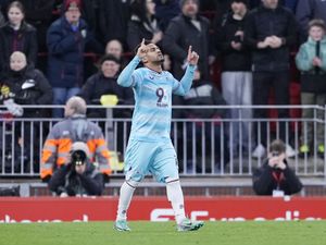 Supporting image for story: Liverpool drop points as Burnley battle to draw at Anfield