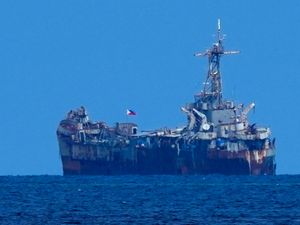 Supporting image for story: Philippine and Chinese forces avoid clash in disputed shoal under rare deal