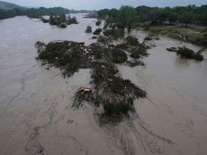 Supporting image for story: Search for missing girls from summer camp after Texas floods kill at least 24