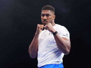 Supporting image for story: Anthony Joshua returns to the gym following car crash