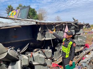 Supporting image for story: 18 dead after bus crash in eastern Thailand