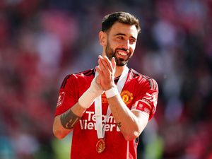 Supporting image for story: Bruno Fernandes has red card during Man United loss to Tottenham overturned