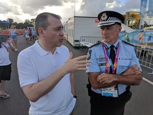 Dave Thompson chats with a Queensland Police officer