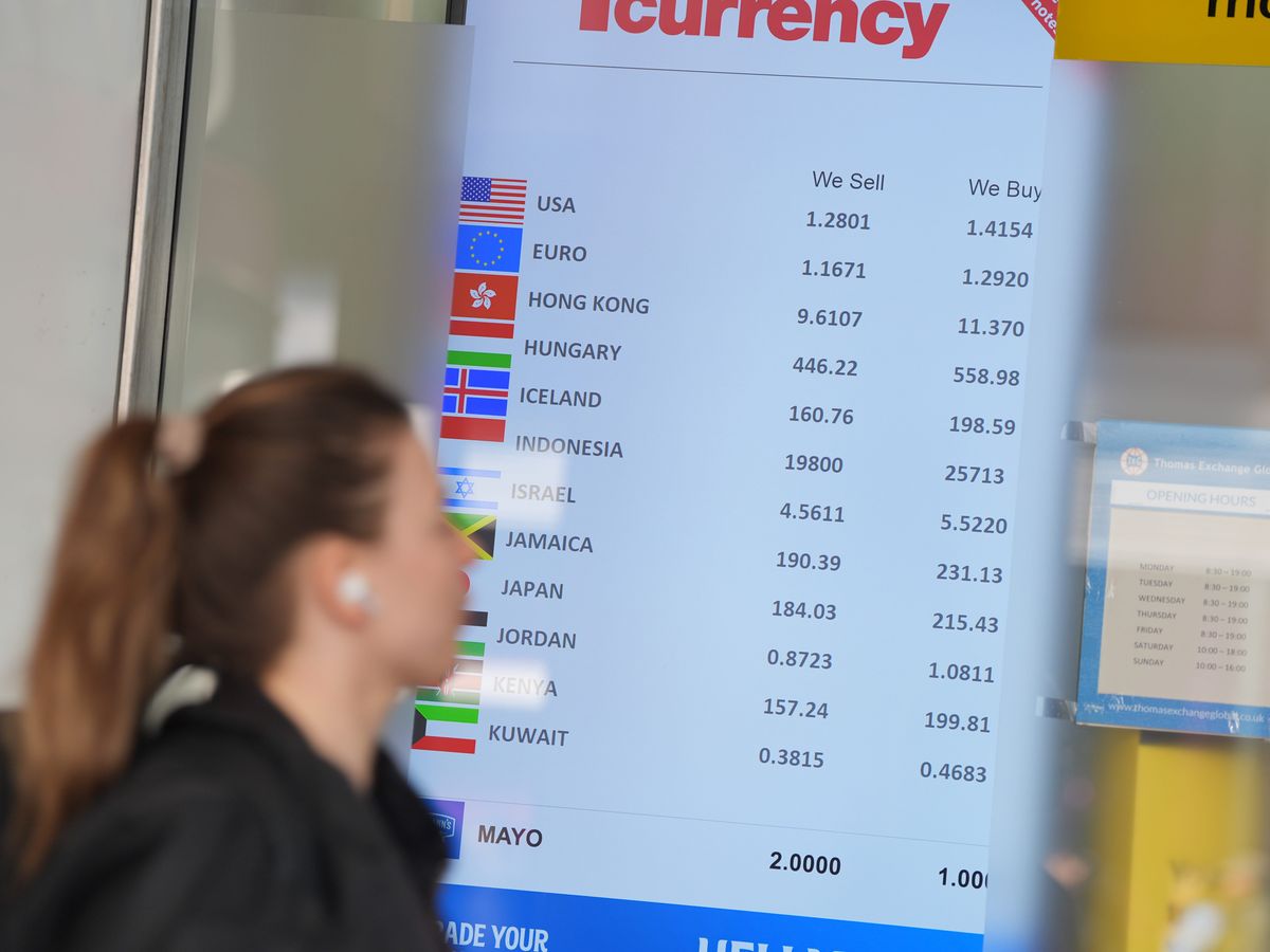 Gold prices rise and dollar dips after Trump declares 15% global tariff Gold prices rise and dollar dips after Trump declares 15% global tariff