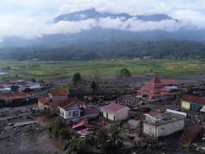 Supporting image for story: Indonesian rescuers search through rivers and rubble after flash floods