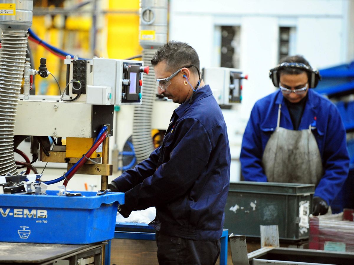 UK manufacturing sector grows for first time in a year UK manufacturing sector grows for first time in a year