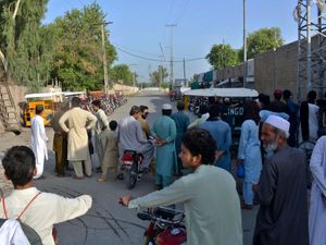 Supporting image for story: Pakistani troops kill 10 militants after suicide bomb attack on military base