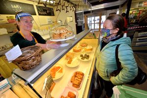 Laura Ball and Irina Chesters at the Yellow Bicycle Cake Company