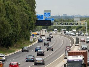 Supporting image for story: AA chief condemns motorists who ignore M25 smart lane closures