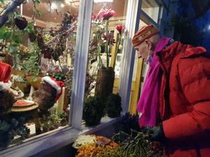 Supporting image for story: Montgomery Christmas window competition has special guest judge