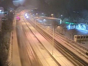 Supporting image for story: Snow arrives in Midlands as weather causes disruption to drivers on M5 and flights at Birmingham Airport