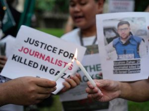 Supporting image for story: UK joins calls for Israel to allow foreign journalists into Gaza