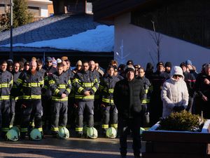 Supporting image for story: Swiss community joins Mass to mourn victims of bar fire