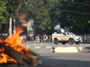 Supporting image for story: 19 more die as student protesters vow ‘complete shutdown’ in Bangladesh