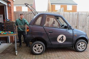 Chris Doel has managed to build a 50 volt 'powerwall' from 500 disposable vape batteries which can power an entire house for 8 hours.