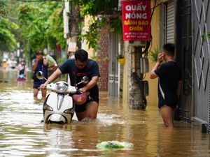 Supporting image for story: Death toll in Vietnam close to 200 after typhoon