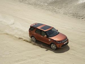 Supporting image for story: The Land Rover Discovery is up there with the best in the premium SUV market