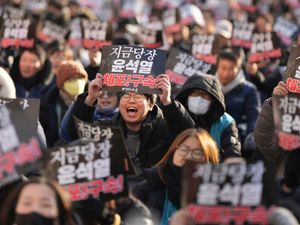 Supporting image for story: South Korean agency asks police to take over efforts to detain president